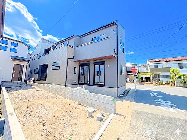 美しい外壁が高級感を演出するモダンなお住まい。