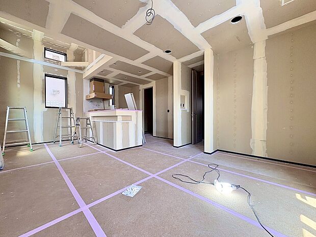 室内には豊かな陽光が注ぎ込み、爽やかな住空間を演出。(令和8年5月 撮影)