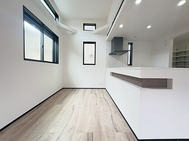 室内には豊かな陽光が注ぎ込み、爽やかな住空間を演出。
