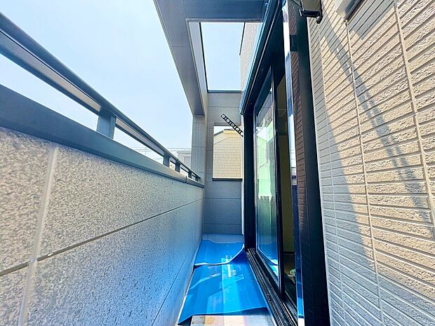 たくさんの日差しと風を受け洗濯物もすぐに乾きそうですね。