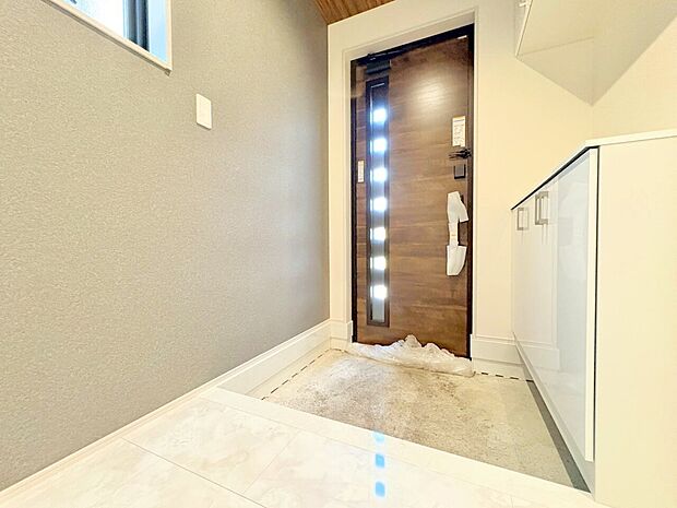明るさと清潔感を兼ね備えた玄関が建物内へと導きます。