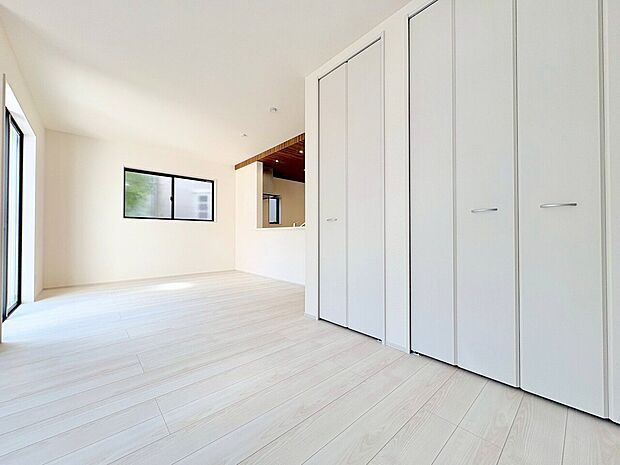 住まいの中心に収納を設けることで、生活用品を一箇所にまとめておけます。