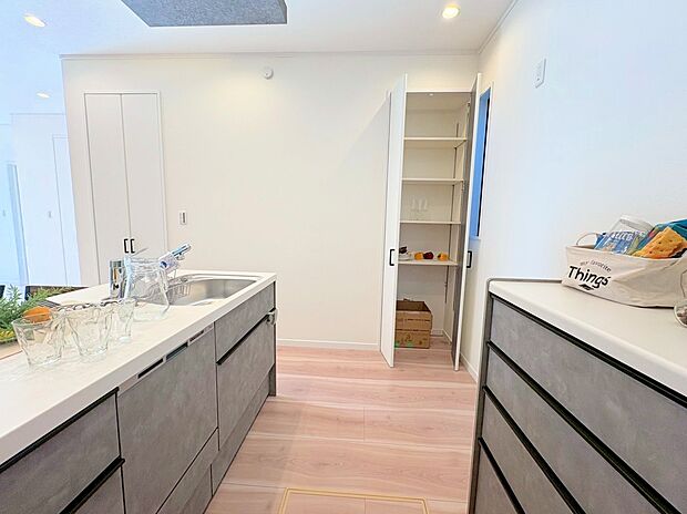 収納スペースをたっぷり確保したシステムキッチンはいつもすっきり美しく保てます。