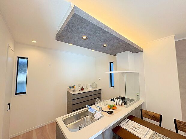 リビング全体を見渡せるよう対面式キッチンを採用しました。