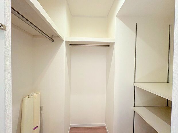 リビング収納を備え付けることで居室空間をすっきりご利用いただけます。