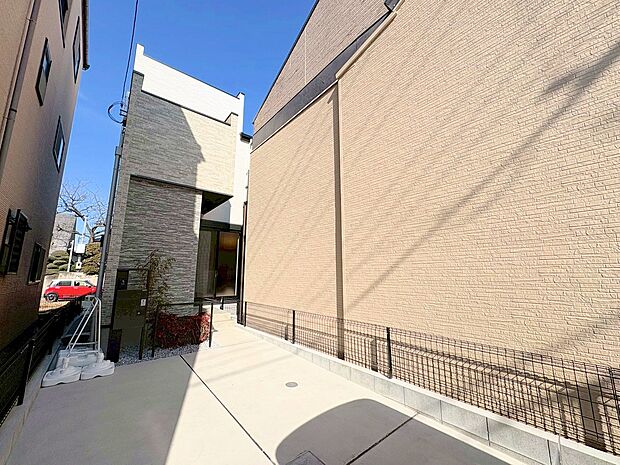 川口元郷駅徒歩11分、川口駅徒歩16分の立地です。道路から距離をおき、優美に佇む外観です。