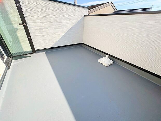 心地よい陽光や風を感じられるバルコニーを確保しました。