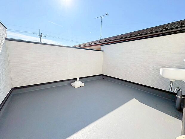 5．2帖のスカイバルコニー付きです。爽やかな通風をご体感下さい。