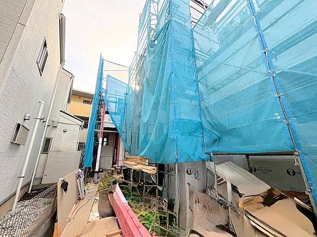 アウトドア空間としても過ごせる屋上バルコニー付きの邸宅です。(令和8年3月 撮影)