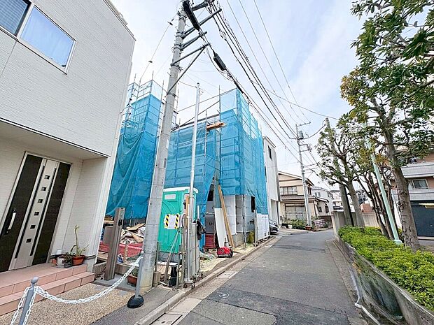 くつろぐ方とお料理をされる方の一体感を重視した対面式キッチンを採用。(令和8年3月 撮影)