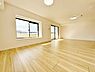リビング/ダイニング：室内には豊かな陽光が注ぎ込み、爽やかな住空間を演出。