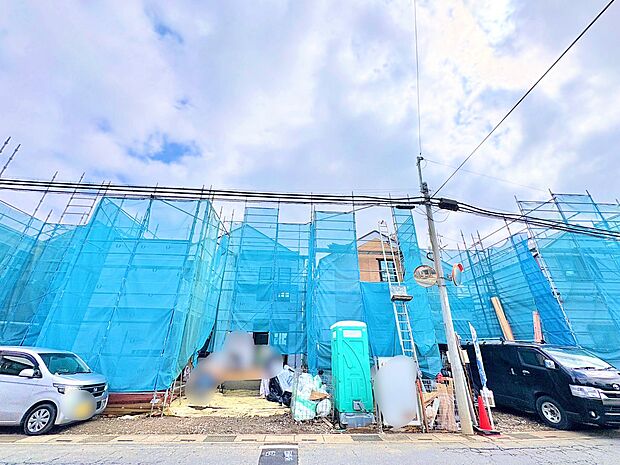右から2番目が当物件。この街ならではの美しい風景の物語が室内に展開します。(令和8年3月 撮影)