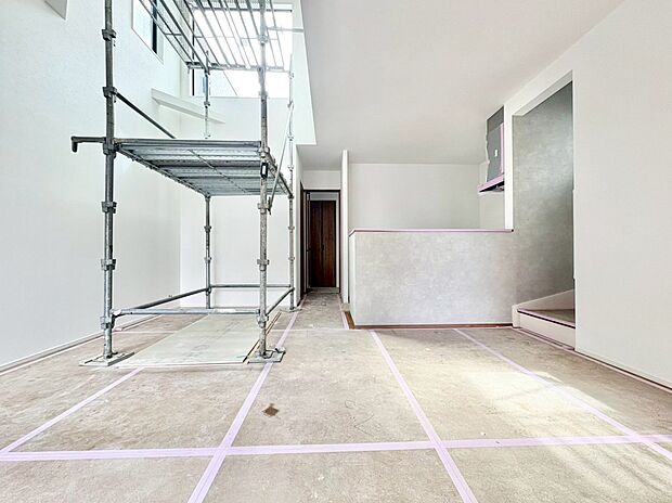 吹き抜けからは陽光を豊かに採り入れ、明るく広がりのある空間を創出。(令和8年3月 撮影)