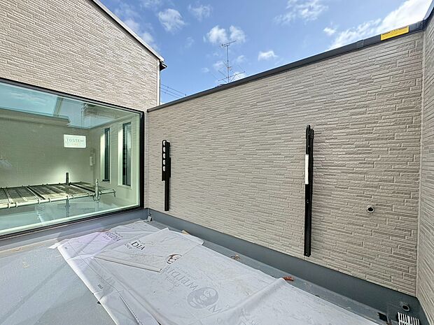 バルコニーから望む紺碧の空。