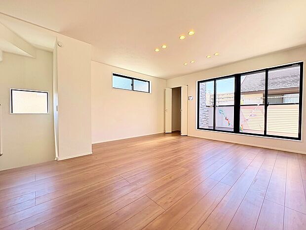 室内には豊かな陽光が注ぎ込み、爽やかな住空間を演出。