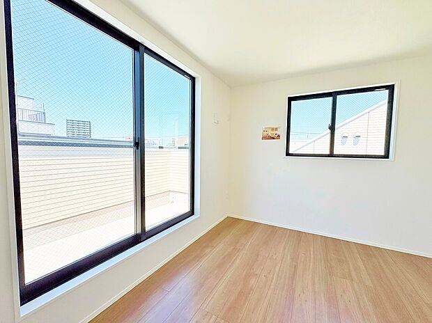 バルコニーからの明るい陽光がお部屋に差し込みます。