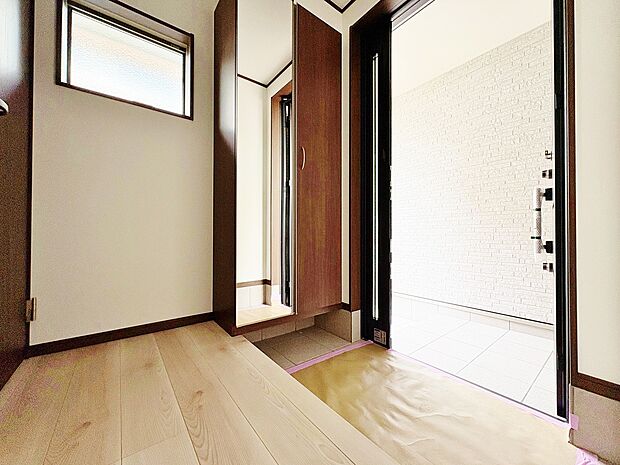明るさと清潔感を兼ね備えた玄関が建物内へと導きます。