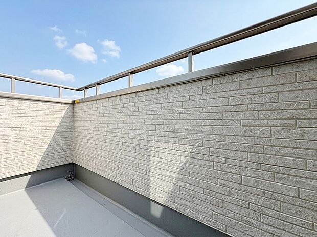 バルコニーから望む紺碧の空。