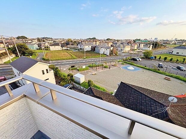 街並みを一望できるバルコニー。この地に住むプライドを満たしてくれます。