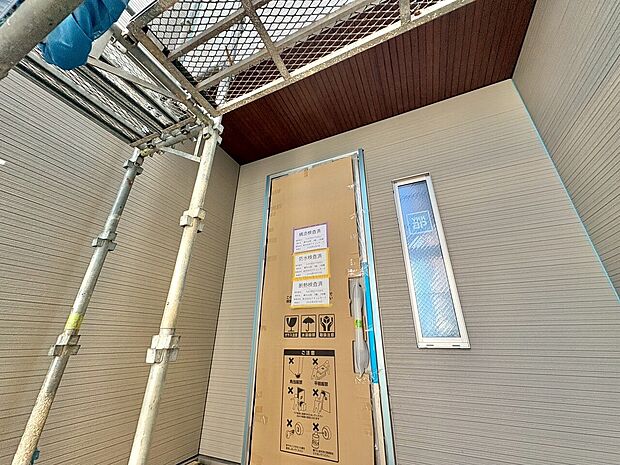 家の顔とも言われる家族や友人を迎える玄関口。(令和8年4月 撮影)