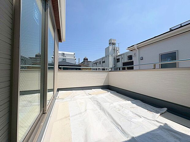 2部屋から行き来できる広々としたバルコニーを配置しています。(令和8年5月 撮影)