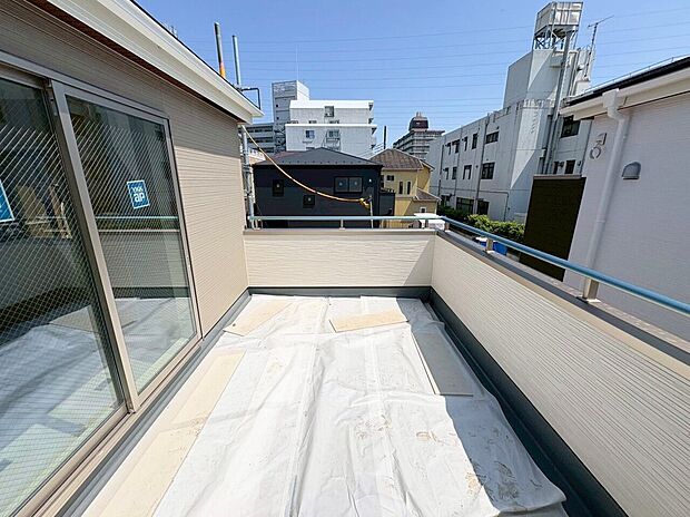 たくさんの日差しと風を受け洗濯物もすぐに乾きそうですね。(令和8年5月 撮影)