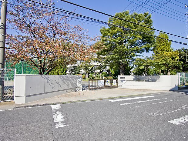 第二中学校まで約1100m