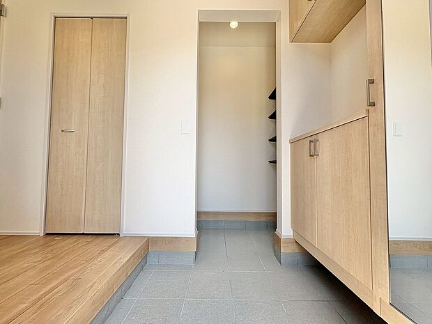 季飾のお花やグリーンを飾ってマイホームを創り上げてください。嬉しい土間収納付き。