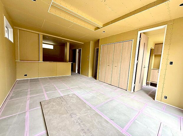 LDK18帖。家族のコミュニケーションが増すリビングスルー階段を採用。(令和8年2月 撮影)