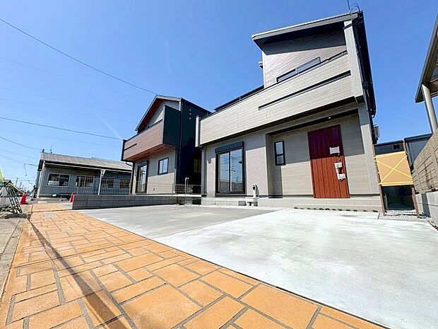 南東8m公道に面したカースペースに並列で3台駐車可能です。