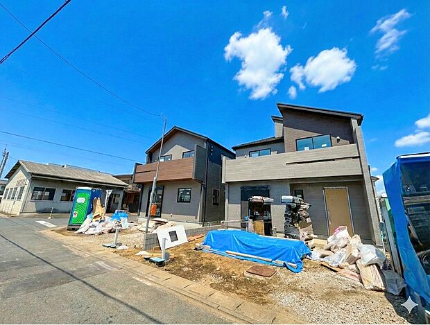 間口の広いカースペースに並列で3台駐車可能です。(令和8年2月 撮影)