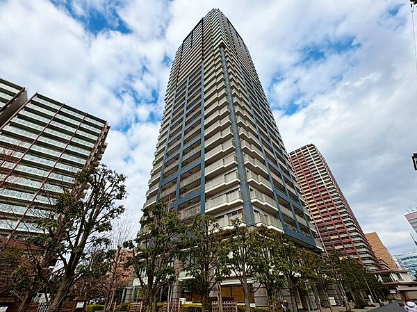 総戸数180戸、32階建て30階部分につき開放感のあるお住まいです。