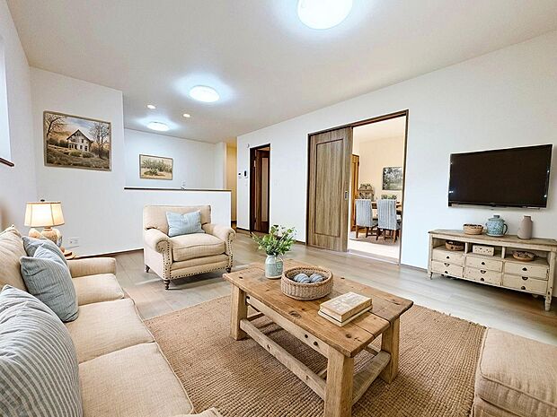 くつろぎの時間をさらに開放的にするLDK。※現況の物件写真にCGによる画像処理がされています。