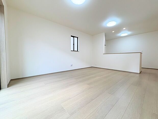 洗練された雰囲気のリビングは、長居したくなる居心地の良い空間です。