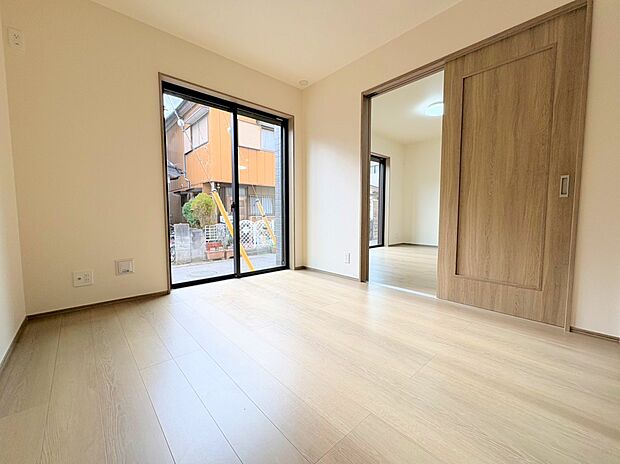 続き間の扉を開放することで広さを感じられます。