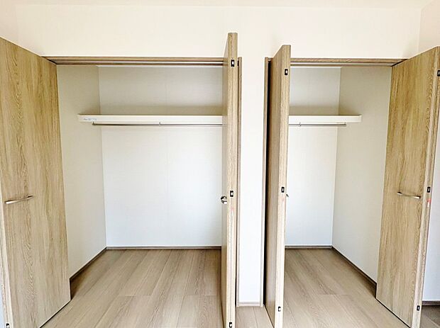 Wクローゼットには季節ごとに洋服を分けて収納できます。