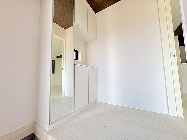 「行ってきます」と「ただいま」はこの玄関から始まります。