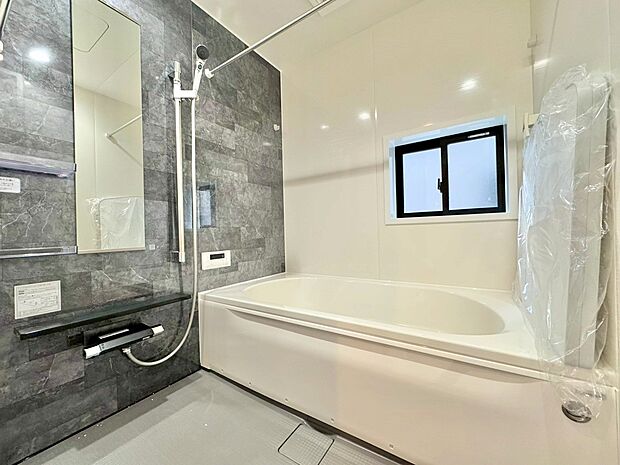 効果的に換気がしやすい窓付きの浴室。