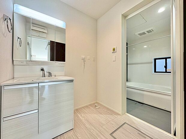 散らかりがちな小物をすっきりと収納できる洗面台。