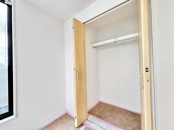 全居室に収納を完備したストレスフリーな住まいです。(令和8年5月 撮影)