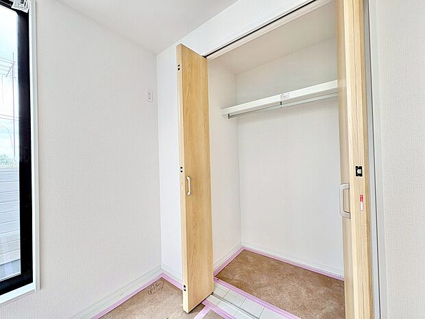 全居室に収納を完備したストレスフリーな住まいです。(令和8年5月 撮影)