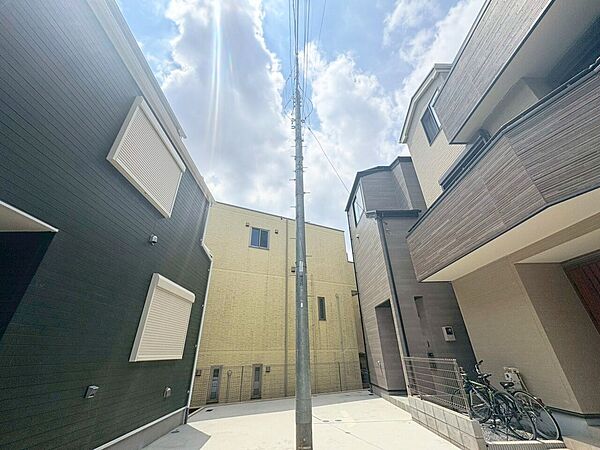 右側奥が当物件。豊かな光と風を運んでくれるわが家自慢の場所。