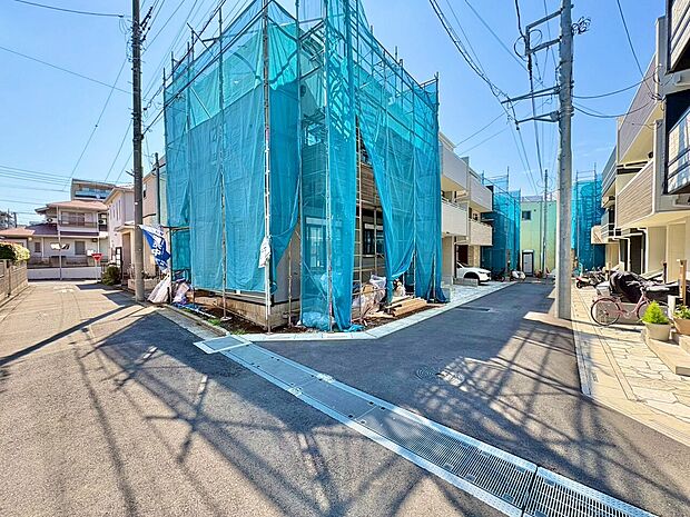 右側奥が当物件。周辺環境や街並みなど、是非一度、現地をご確認ください。(令和8年5月 撮影)