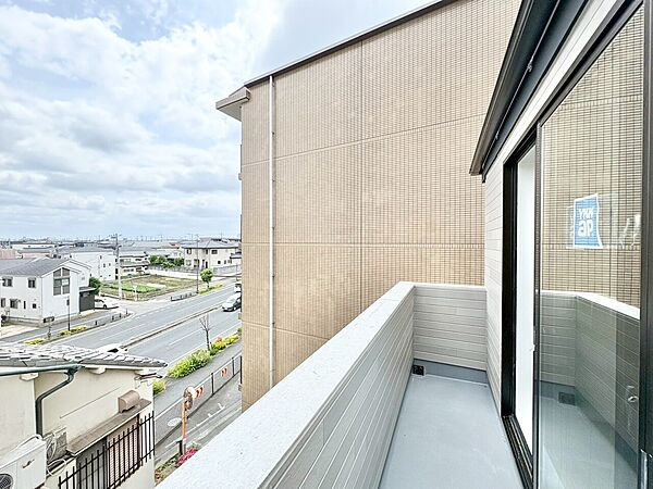 バルコニーから望む紺碧の空。(令和8年5月 撮影)