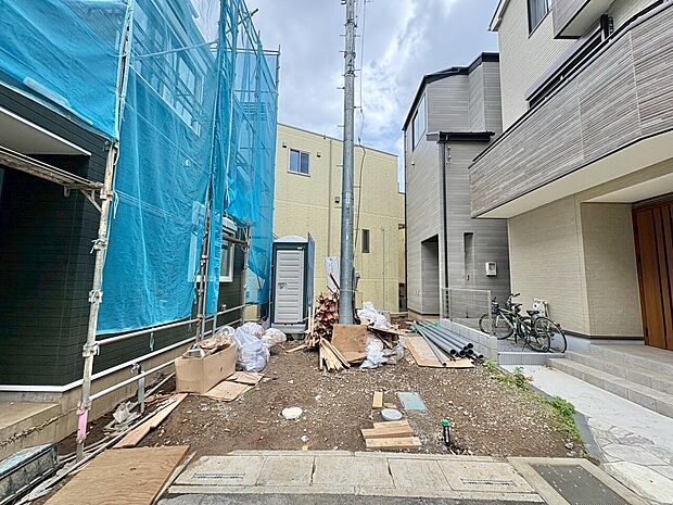 右側奥が当物件。床暖房完備の広々LDK。(令和8年5月 撮影)
