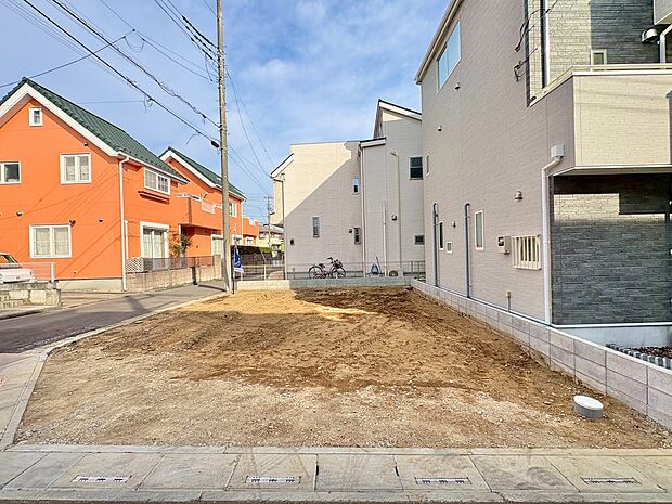 床暖房を完備したLDKは広々19帖。プライバシーに配慮した2階リビング設計。(令和8年2月 撮影)