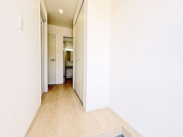 明るさと清潔感を兼ね備えた玄関が建物内へと導きます。