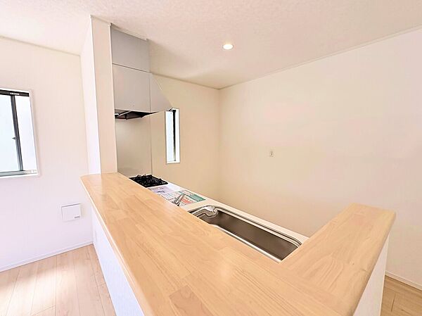 ダイニングとつながるキッチンからは部屋中が見渡せます。