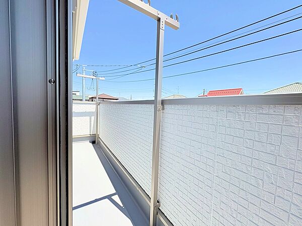 日差しを遮るもののないバルコニー。