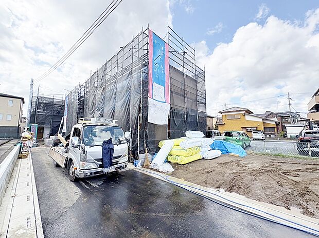 主寝室はゆとりある10帖、バルコニーからの明るい陽光がお部屋に差し込みます。(令和8年3月 撮影)